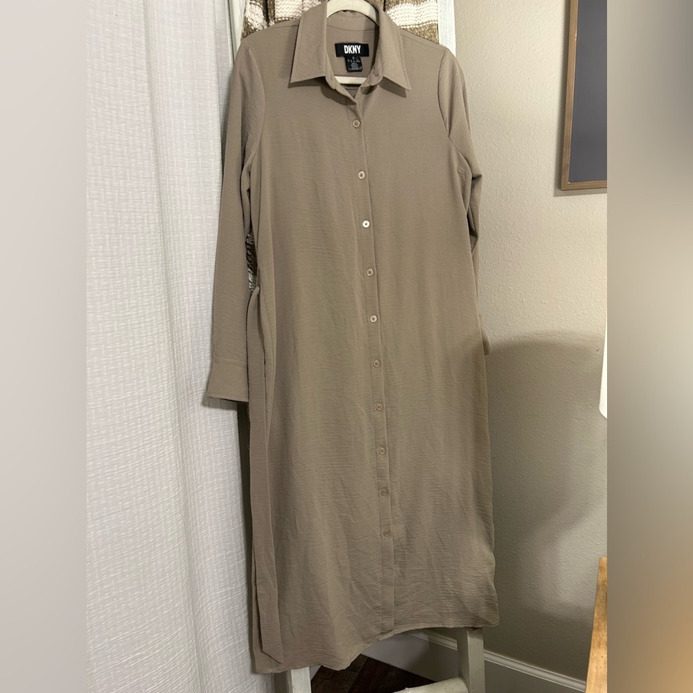 DKNY shirt dress with belt. Size 6. - Picture 2 of 11